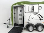 Cheval Liberte Pferdeanhänger Touring Country|Sattelkammer|Frontausstieg|olivgrün-Neu