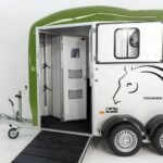 Cheval Liberte Pferdeanhänger Touring Country|Sattelkammer|Frontausstieg|olivgrün-Neu